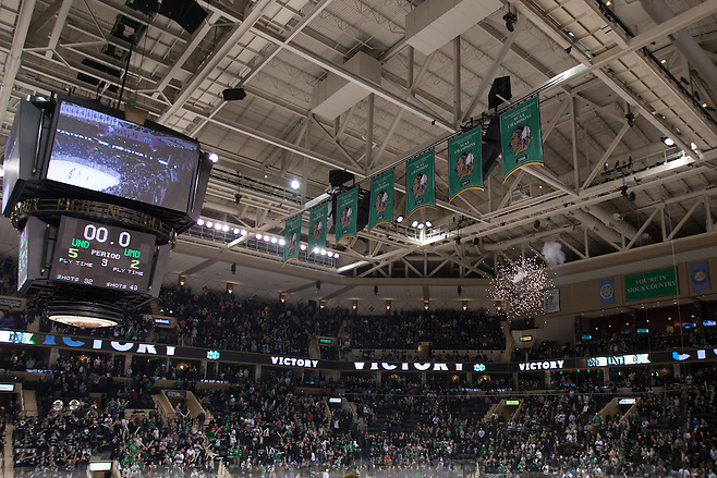 10 Jan 15: The University of North Dakota hosts the University of Minnesota Duluth Bulldogs in a NCHC conference matchup at the Ralph Engelstad Arena in Grand Forks, ND. (Jim Rosvold/USCHO.com)